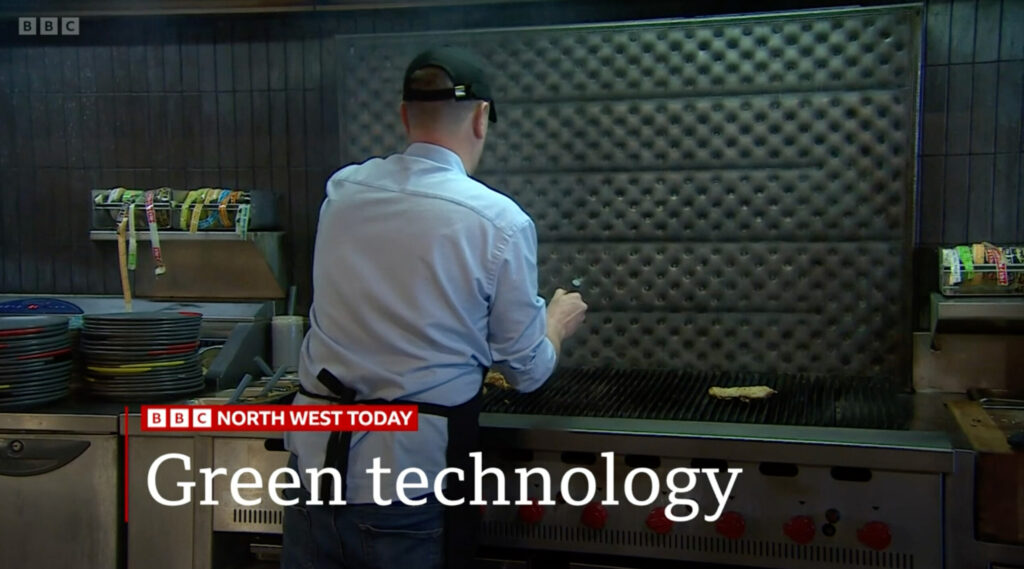 Screenshot van BBC North West Tonight met een drukke keuken met het onderschrift Groene technologie